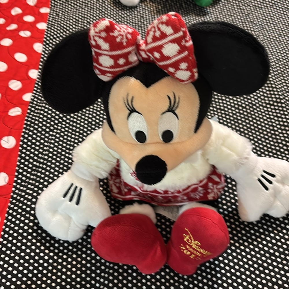 🎄Collectible Minnie Mouse dated 2015. So cute in her Red sweater outfit 🎄